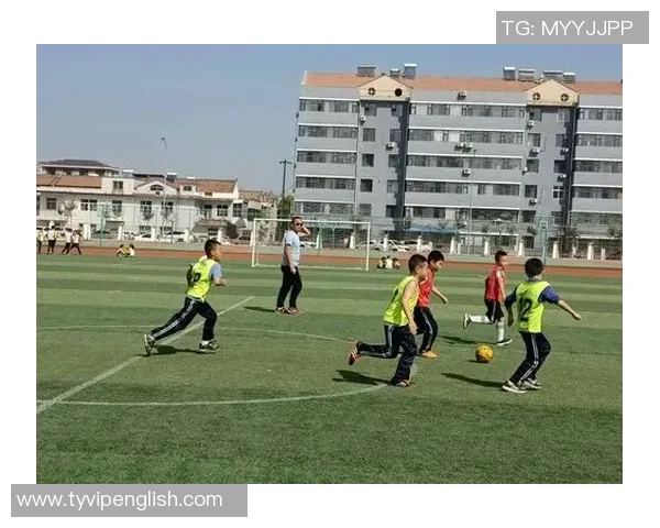 足球巨星训练时刻展示完美身姿 诠释专业精神与坚持不懈的努力