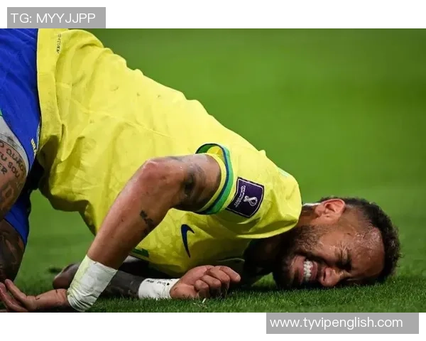 足球球星遭飞铲意外倒地瞬间痛苦表情令人心疼此役伤情引发关注